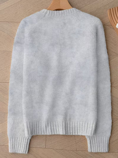 Trui van een zachte mohairmix voor dames - Voorzien van een Franse raglanboord en een drop shoulder design.