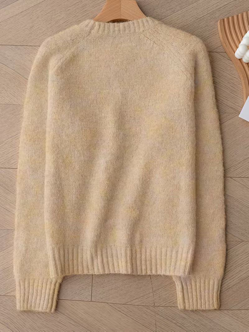 Trui van een zachte mohairmix voor dames - Voorzien van een Franse raglanboord en een drop shoulder design.