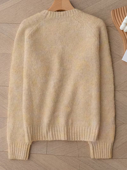 Trui van een zachte mohairmix voor dames - Voorzien van een Franse raglanboord en een drop shoulder design.
